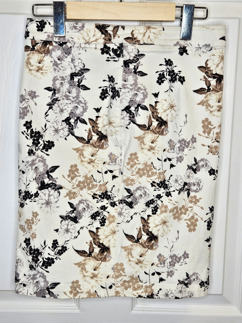 le chateau Cream Floral Pencil Skirt Black Taupe Accents Size S Tailored Stretch